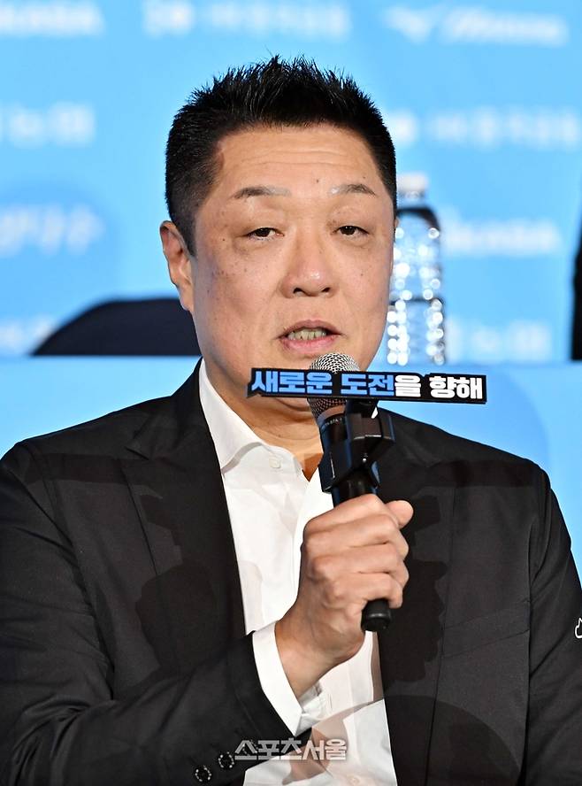 IBK기업은행 마나베 미나요시 감독이 7일 서울 강남구 호텔 리베라 청담에서 진행된 2026-2027시즌 프로배구 여자부 미디어데이 행사에서 출사표를 밝히고 있다. 2026. 10. 7.  박진업 기자 upandup@sportsseoul.com