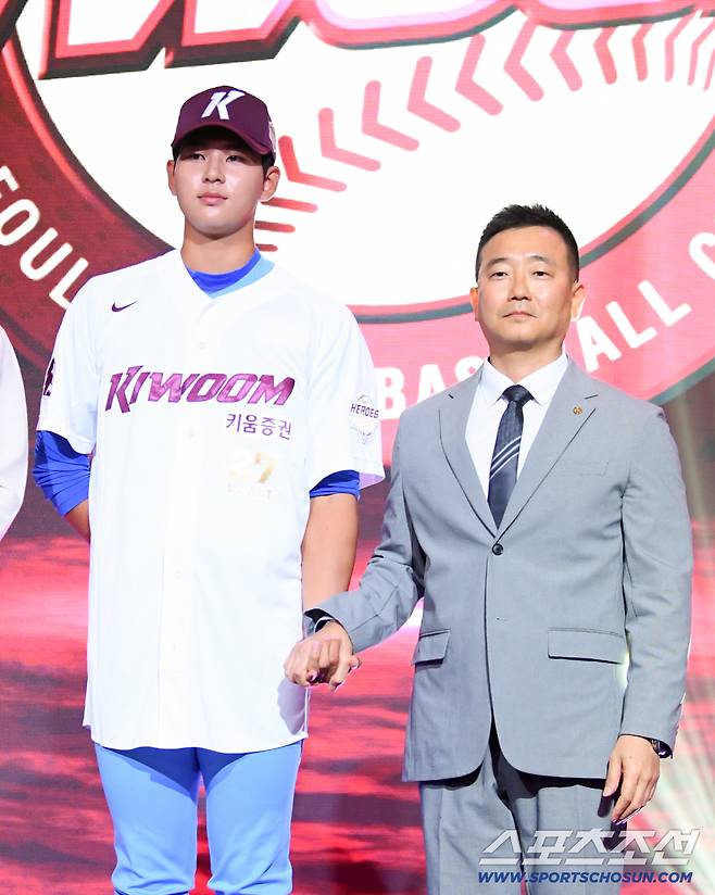 2027 KBO 신인 드래프트가 21일 서울 송파구 롯데호텔 월드 크리스탈볼룸에서 열렸다. 키움에 1라운드 지명된 부산고 하현승이 허승필 단장과 기념촬영을 하고 있다. 잠실=박재만 기자 pjm@sportschosun.com/2026.09.21/