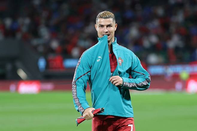 (FILES) Portugal's forward #07 Cristiano Ronaldo gestures ahead of the UEFA Nations League league phase group A4 football match between Portugal and Wales at Jose Alvalade stadium in Lisbon on September 24, 2026. Cristiano Ronaldo opens door for Portugal return, apologises for walk-out, AFP reports on October 6, 2026. (Photo by Patricia de Melo Moreira / AFP)







<저작권자(c) 연합뉴스, 무단 전재-재배포, AI 학습 및 활용 금지>