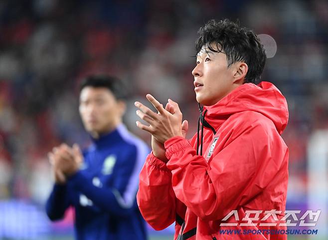 2일 울산 문수월드컵경기장에서 열린 대한민국과 베네수엘라의 평가전. 양팀이 0대0 무승부로 경기를 마쳤다. 손흥민이 팬들에게 인사릃 하고 있다. 울산=허상욱 기자wook@sportschosun.com/2026.10.02/