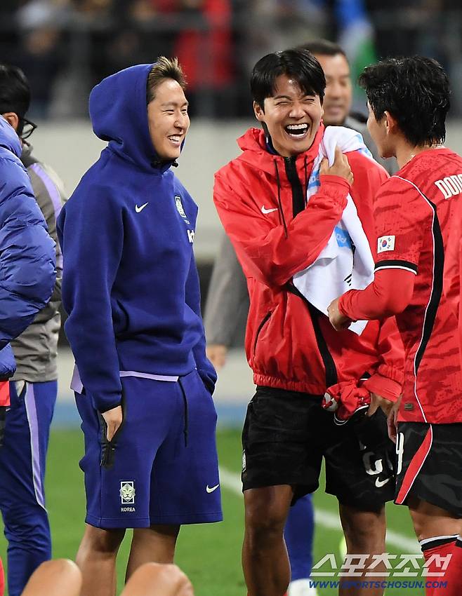 6일 오후 용인미르스타디움에서 열린 대한민국 축구대표팀과 우즈베키스탄의 친선경기. 한국이 2대0으로 승리했다. 이강인과 설영우가 활짝 웃고 있다. 용인=정재근 기자 cjg@sportschosun.com/2026.10.6/