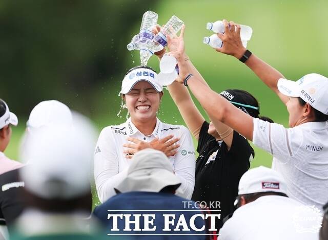 서교림이 제48회 KLPGA 챔피언십에서 연장 승부 끝에 우승을 확정 지은 뒤 동료들에게 축하받고 있는 모습./KLPGA 제공