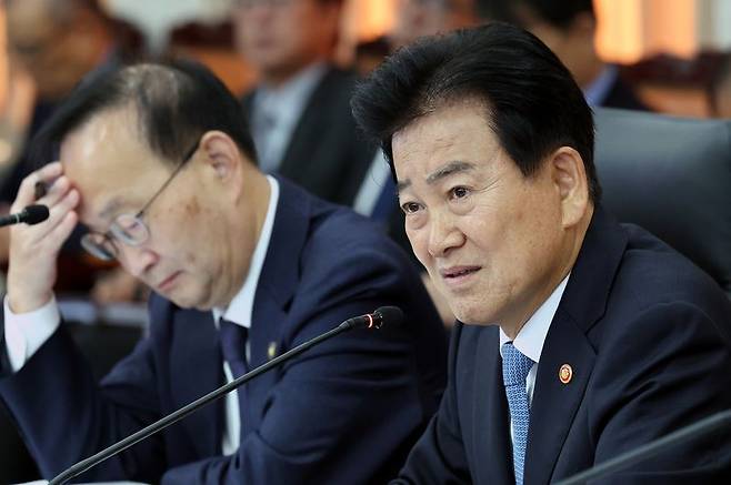 정동영 통일부 장관이 지난 7일 서울 종로구 남북회담본부에서 열린 통일부, 북한이탈주민지원재단, 남북교류협력지원협회, 민주평화통일자문회의사무처 국정감사에서 의원들의 질의에 답하고 있다. 뉴시스