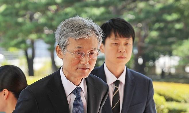 조희대 대법원장이 7일 서울 서초구 대법원으로 들어가고 있다. 연합뉴스