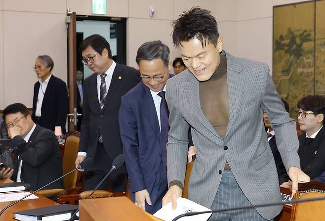 박진영 대중문화교류위원회 공동위원장이 7일 국회 문화체육관광위원회에서 열린 문화체육관광부에 대한 국정감사에 증인으로 출석하고 있다. 연합뉴스