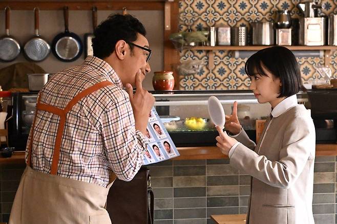 19일 방송되는 일본 드라마 '미나미다 미나미 변호사는 천재형'에서 자폐 스펙트럼 장애를 가진 주인공이 아버지와 함께 표정을 연습하고 있다. '미나미다 미나미 변호사는 천재형' 공식 X 캡처