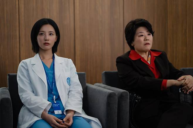 9일 첫 방송되는 SBS 금토드라마 '닥터 X: 하얀 마피아의 시대'의 주인공 계수정(김지원·왼쪽)과 그가 속한 의사용역소개소의 소장 장희숙(이정은). SBS 제공