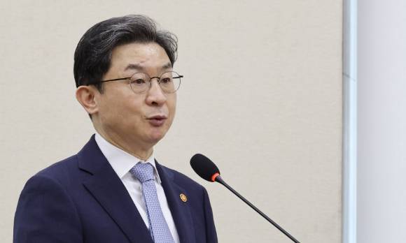 이억원 금융위원장이 8일 국회 정무위원회에서 열린 금융위원회 등에 대한 국정감사에서 업무보고를 하고 있다. [사진=연합뉴스]