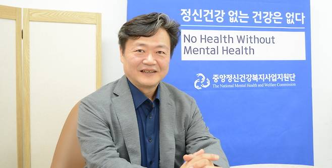 백종우 중앙정신건강복지사업지원단장이 9월18일 본보와 인터뷰 후 사진 촬영에 응하고 있다. 백 단장은 정신건강 발전과 자살 예방에 헌신해 온 국내 대표 전문가다. /김고은 기자