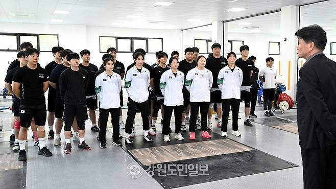 ▲ 경민현 강원도민일보 사장이 8일 양구역도연습장에서 제107회 전국체육대회 출전을 앞둔 강원 역도 선수단에 격려 메시지를 전달하고 있다. 서영 기자
