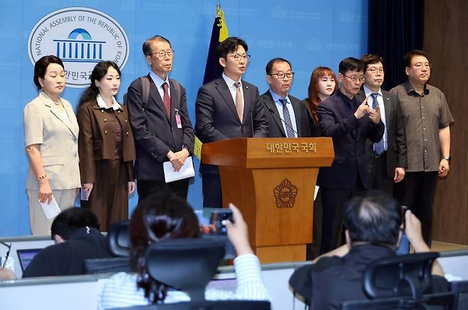 박충권 국민의힘 의원과 북한인권시민단체 회원들이 1일 국회 소통관에서 우크라이나 북한군 포로 송환 관련 기자회견을 열고 있다. /사진=연합뉴스
