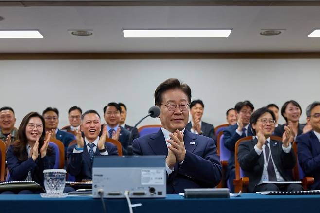 이재명 대통령이 8일 국방과학연구소의 극초음속 활공비행체(HGV) 최초 시험발사를 참관하고 있다.  사진=청와대 제공