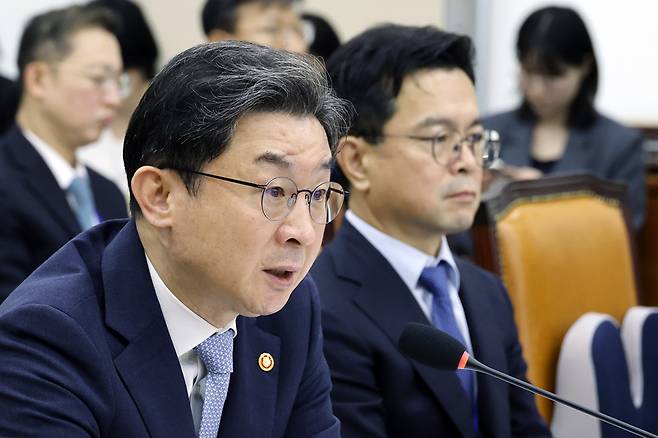 이억원 금융위원장이 오늘(8일) 국회 정무위원회에서 열린 금융위원회 등에 대한 국정감사에서 위원들의 질의에 답하고 있다. / 사진=연합뉴스