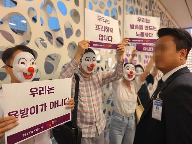 ▲2023년 9월1일 지상파 방송사 협회인 한국방송협회가 주최한 '방송의날' 행사장에서 방송비정규직 노동자들과 엔딩크레딧 활동가들이 기습시위를 벌이고 있다. 사진=김예리 기자