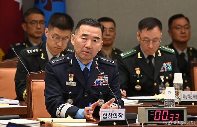 [서울=뉴시스] 국회사진기자단 = 진영승 합동참모본부 의장이 8일 오후 서울 용산구 국방부에서 열린 국회 국방위원회의 합동참모본부에 대한 국정감사에서 의원질의에 답하고 있다. 2026.10.08. photo@newsis.com