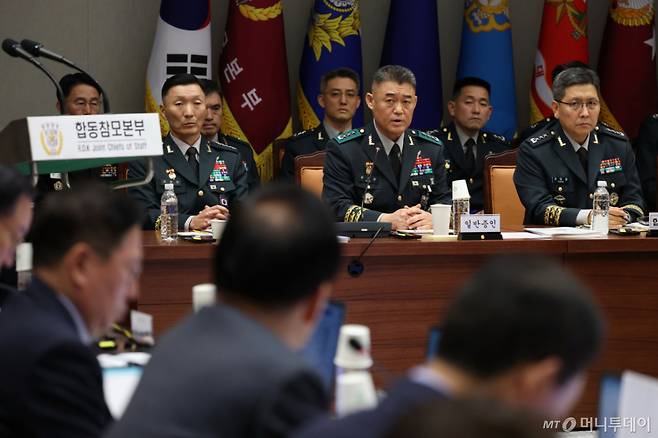 [서울=뉴시스] 국회사진기자단 = 한기성 전 육군 제1군단장(가운데)이 8일 서울 용산구 국방부 합동참모본부에서 열린 국회 국방위원회 국정감사에 출석해 질의에 답하고 있다. 2026.10.08. photo@newsis.com