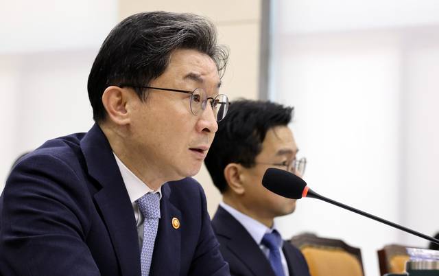 이억원 금융위원장이 8일 국회 정무위원회에서 열린 금융위원회 등에 대한 국정감사에서 위원들의 질의에 답하고 있다. 연합뉴스