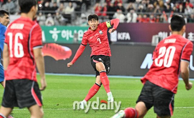 6일 오후 경기도 용인시 용인미르스타디움에서 진행된 축구 국가대표 친선경기 대한민국과 우즈베키스탄의 경기.추구대표팀 손흥민이 전반 7분 프리킥 선제골을 터뜨리고 있다.