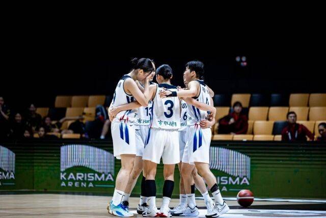 한국 18세 이하 여자농구대표팀이 세리머니를 하고 있다./FIBA 제공