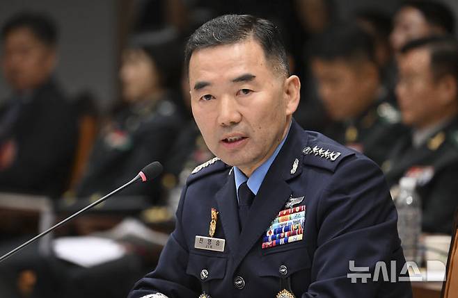 [서울=뉴시스] 국회사진기자단 = 진영승 합참의장이 8일 서울 용산구 국방부에서 열린 국회 국방위원회의 합동참모본부등 국정감사에서 의원의 질의에 답변을 하고 있다. 2026.10.08. photo@newsis.com