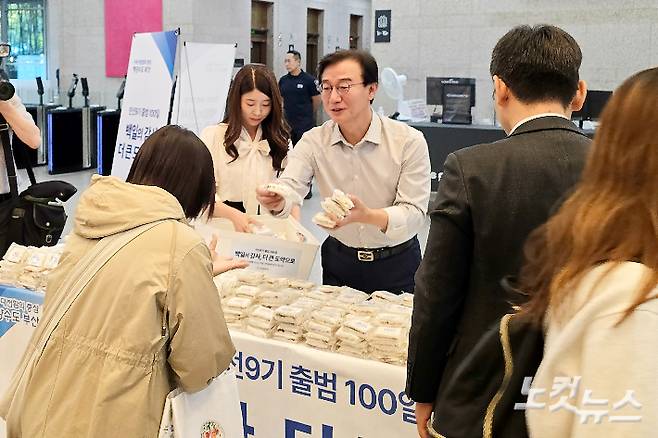 전재수 부산시장이 취임 100일인 8일 아침 출근하는 직원들에게 100일 떡을 전달하고 있다. 송호재 기자