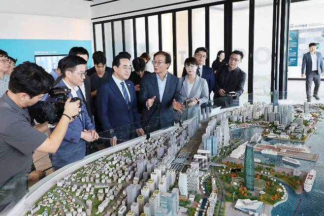 전재수 부산시장이 지난달 10일 부산 북항 재개발 현장에서 박홍근 기획예산처 장관에게 사업을 설명했다. 부산시 제공
