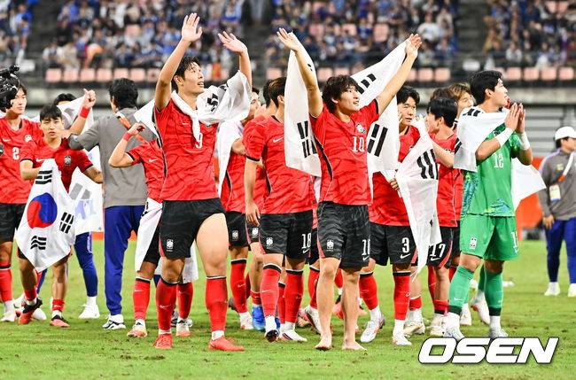 [OSEN=도요타(일본), 박준형 기자] 미쳤다! 엄지성(24, 스완지 시티)이 결승골로 한국축구를 살렸다. 이민성 감독이 이끄는 U23 남자축구대표팀은 3일 오후 7시 30분 나고야 스타디움에서 개최된 아이치-나고야 아시안게임 2026 결승전에서 엄지성의 결승골이 터져 숙적 일본을 1-0으로 제압했다. 축구대표팀이 팬들에게 인사를 하고 있다.     2026.10.03 /  soul1014@osen.co.kr