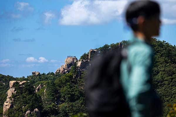 신선대휴게소 부근에서 본 속리산 문장대. 속리산에는 바위가 많다. 하지만 위압적이지 않다. 숲이 바윗덩어리들을 소중히 감싸고 있는 모양이다.
