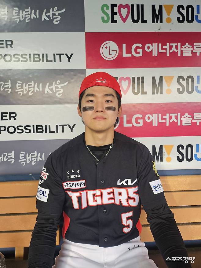 KIA 김도영이 지난 5일 잠실 LG전에서 9회초 역전 3점 홈런을 쳐 승리를 이끈 뒤 인터뷰 하고 있다. 잠실 | 김은진 기자