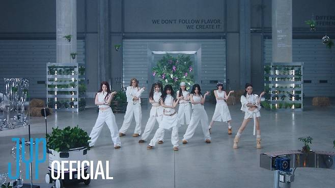 ▲ 니쥬 '사워 그레이프스' 퍼포먼스 비디오 섬네일. 제공|JYP엔터테인먼트