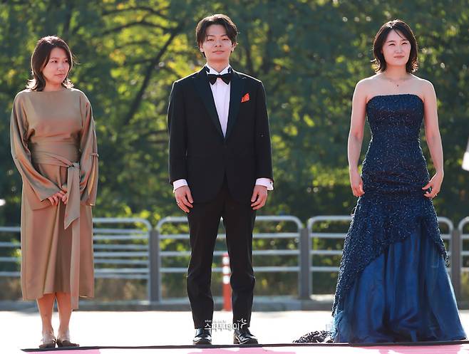 하세가와 아즈미 감독(왼쪽부터), 배우 사와무라 나오미치, 하마루 아스카. <강영국 기자>