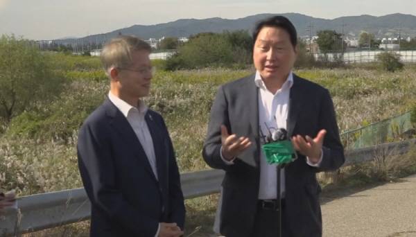 최태원 SK그룹 회장이 9일 광주 군공항을 찾아 호남 반도체 클러스터 부지를 점검했다. 용인 클러스터의 3분의 2 규모로 구상하며 조기 착공 의지를 밝혔다. 전력·용수 확보가 관건이다. 사진=전남광주TV 유튜브 영상 캡처