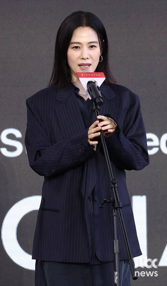 9일 오전 부산 해운대구 우동 영화의 전당 루프씨어터에서 31회 부산국제영화제(BIFF) 영화 '실낙원' 야외무대인사가 열렸다. 연상호 감독, 배우 김현주가 참석했다. 부산=박세완 엔터뉴스팀 기자 park.sewan@jtbc.co.kr