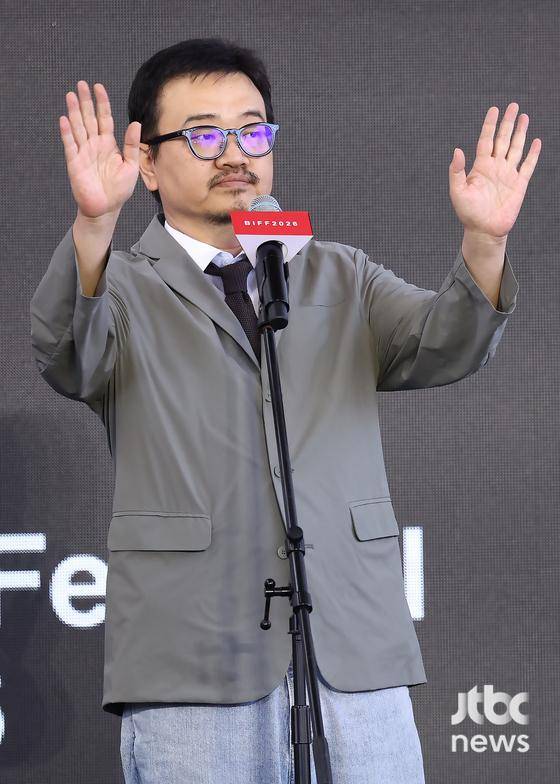 9일 오전 부산 해운대구 우동 영화의 전당 루프씨어터에서 31회 부산국제영화제(BIFF) 영화 '실낙원' 야외무대인사가 열렸다. 연상호 감독, 배우 김현주가 참석했다. 부산=박세완 엔터뉴스팀 기자 park.sewan@jtbc.co.kr