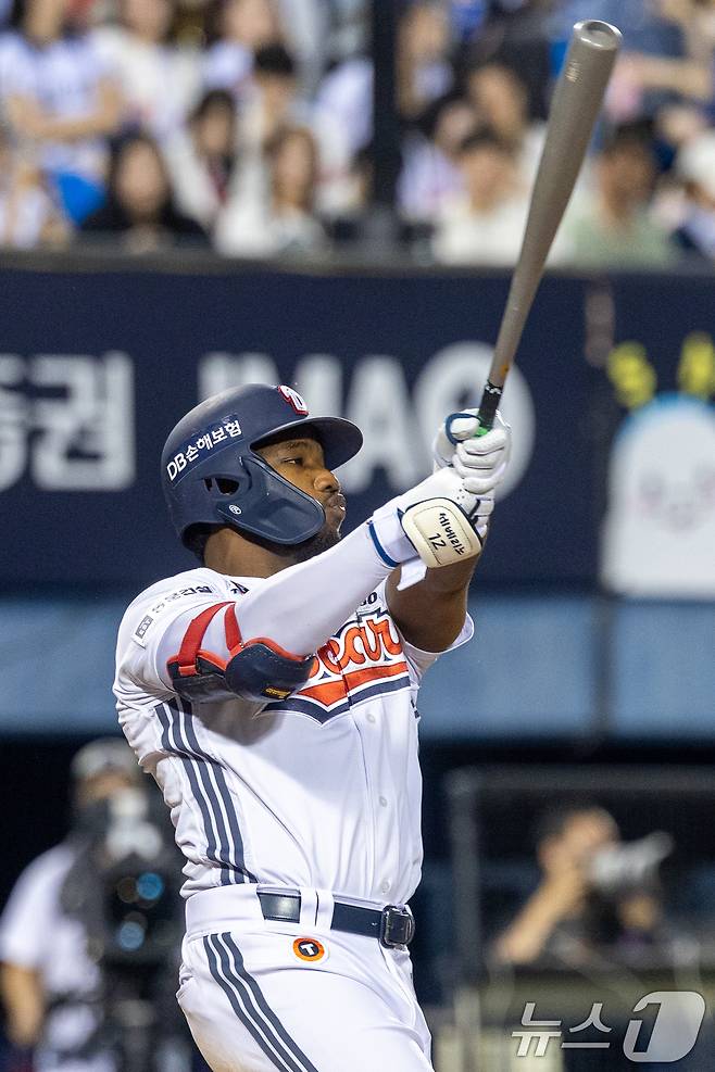 23일 오후 서울 송파구 잠실야구장에서 열린 프로야구 '2026 신한은행 SOL KBO리그' 롯데 자이언츠와 두산 베어스의 경기 3회말 1사 2루 상황, 두산 세베리노가 안타를 치고 있다. 2026.8.23 ⓒ 뉴스1 안은나 기자