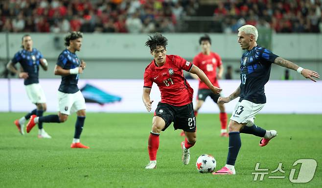 28일 서울 마포구 서울월드컵경기장에서 열린 축구 국가대표팀 평가전 대한민국과 우루과이의 경기, 대한민국 김민수가 수비를 하고 있다. 2026.9.28 ⓒ 뉴스1 김성진 기자