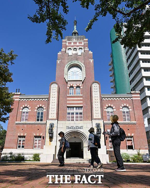 서울 종로구 천도교중앙대교당을 방문한 시민들.
