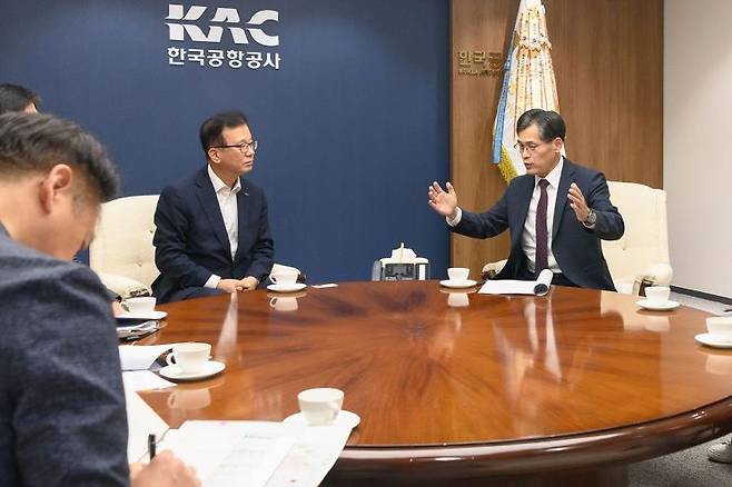 김원준 한국공항공사 사장과 공항소음 해결 대책에 대한 의견을 나누는 이기재 양천구청장(오른쪽). 양천구 제공.