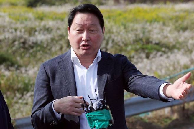 최태원 SK하이닉스 회장이 9일 오후 반도체 산단이 들어설 전남광주 서구 군공항 부지에서 현장 방문을 마친 뒤 기자들의 질문에 답하고 있다. 2026.10.9    mhk0226@yna.co.kr(끝) 연합뉴스