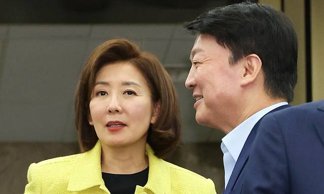 2024년 6월3일 나경원 국민의힘 의원과 안철수 국민의힘 의원이 국회에서 열린 의원총회에 입장할 때의 모습. 연합뉴스