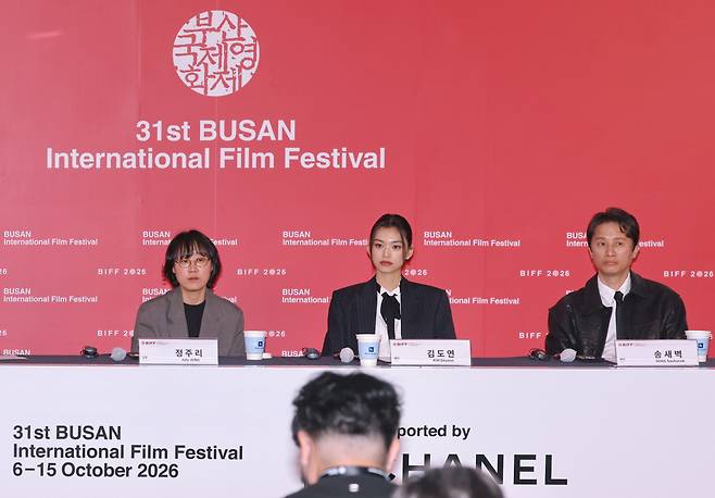 제31회 부산국제영화제 나흘째인 9일 부산 해운대구 영화의전당에서 열린 영화 '도라' 기자회견에서 정주리 감독(왼쪽부터), 배우 김도연, 송새벽이 질문을 듣고 있다. 2026.10.9 / 사진=연합뉴스 제공