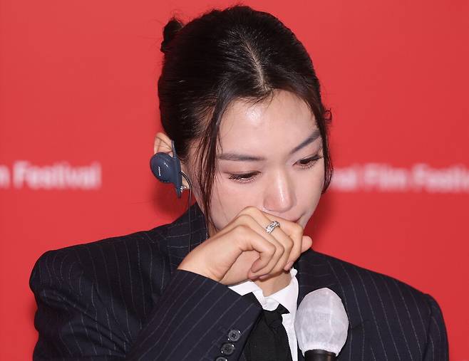 제31회 부산국제영화제 나흘째인 9일 부산 우동 영화의전당에서 열린 영화 ‘도라’ 기자회견에서 배우 김도연이 촬영 에피소드를 전하다 눈물을 훔치고 있다. 연합뉴스