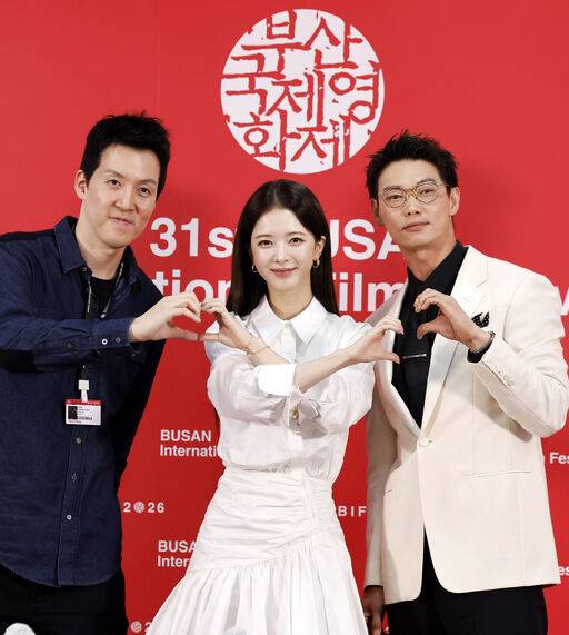 김정훈(왼쪽부터) 감독과 배우 노정의, 카사마츠 쇼가 9일 부산 해운대구 영화의전당 비프힐에서 열린 제31회 부산국제영화제 경쟁작 '면도' 기자회견에서 손하트 포즈를 만들어 보이고 있다. 뉴시스