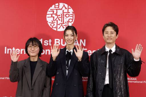 정주리(왼쪽부터) 감독과 배우 김도연, 송새벽이 9일 부산 해운대구 영화의전당 비프힐에서 열린 제31회 부산국제영화제 '도라' 기자회견에서 포즈를 취하고 있다. 뉴시스