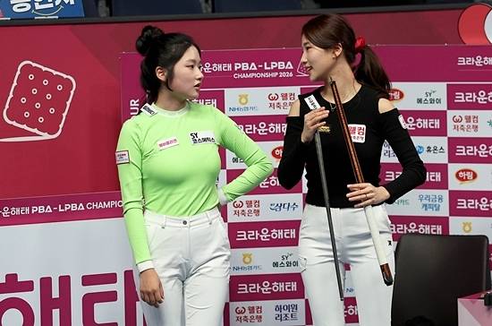 한지은(왼쪽)과 용현지가 16강전을 마치고 얘기를 나누고 있다. 경기는 한지은이 세트스코어 3-1로 이겼다. (사진=PBA)