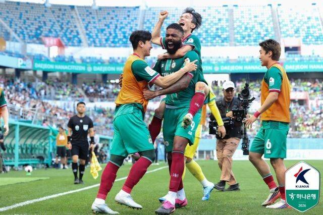 대전의 디오고가 전북과의 하나은행 K리그1 2026 홈경기에서 세리머니를 하고 있다./프로축구연맹 제공