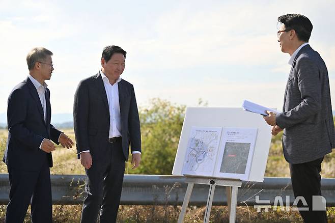 [전남광주=뉴시스] 이영주 기자 = 최태원(가운데) SK그룹 회장과 민형배(왼쪽) 전남광주통합특별시장이 9일 오후 전남광주 서구 벽진동 주변 광주군공항 '호남 반도체 클러스터' 조성 예정지에서 반도체팹 조성 브리핑을 듣고 있다. 2026.10.09. leeyj2578@newsis.com