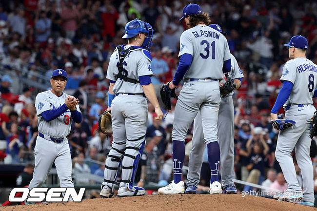 [사진] LA 다저스 데이브 로버츠 감독이 선발투수 타일러 글래스노우를 교체하고 있다. ⓒGettyimages(무단전재 및 재배포 금지)