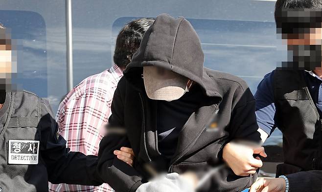 평소 알고 지내던 60대 부부를 살해한 혐의로 체포된 A(50대)씨가 9일 오후 광주지방법원에서 열린 구속 전 피의자 심문(영장실질심사)에 출석하고 있다. 연합뉴스