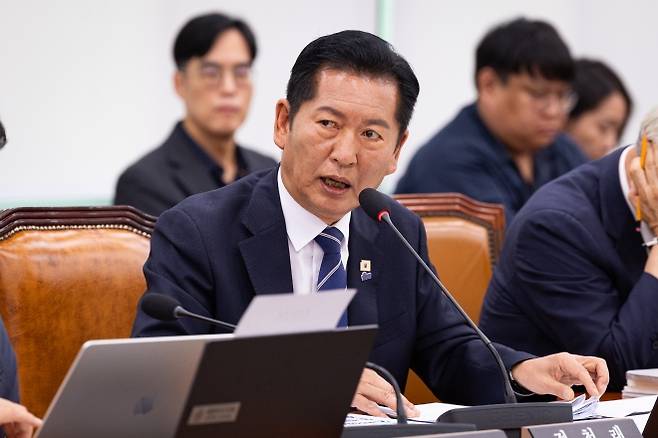 정청래 더불어민주당 의원이 지난 10월 국회에서 열린 외교통일위원회의 외교부 등에 대한 국정감사에서 조현 외교부 장관에게 질의하고 있다. 뉴스1